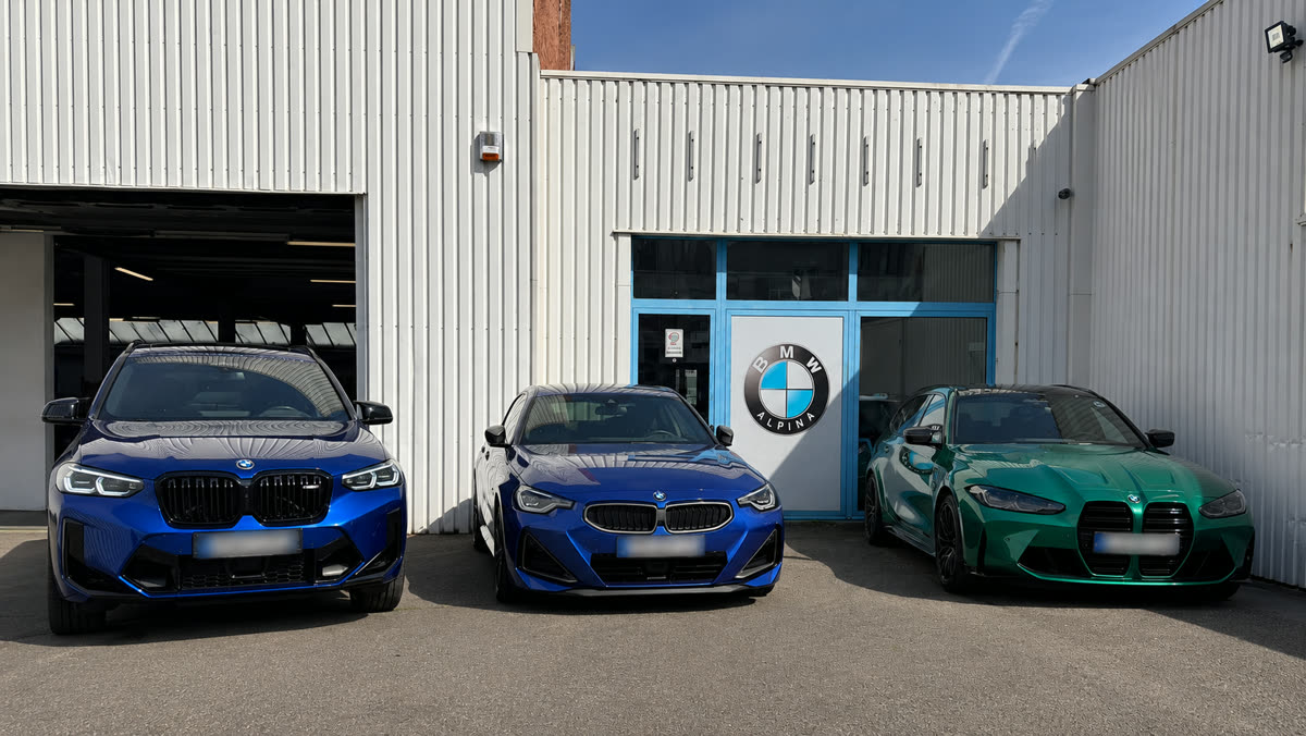 Drie BMW's voor de ingang van garage Alpina in Deurne